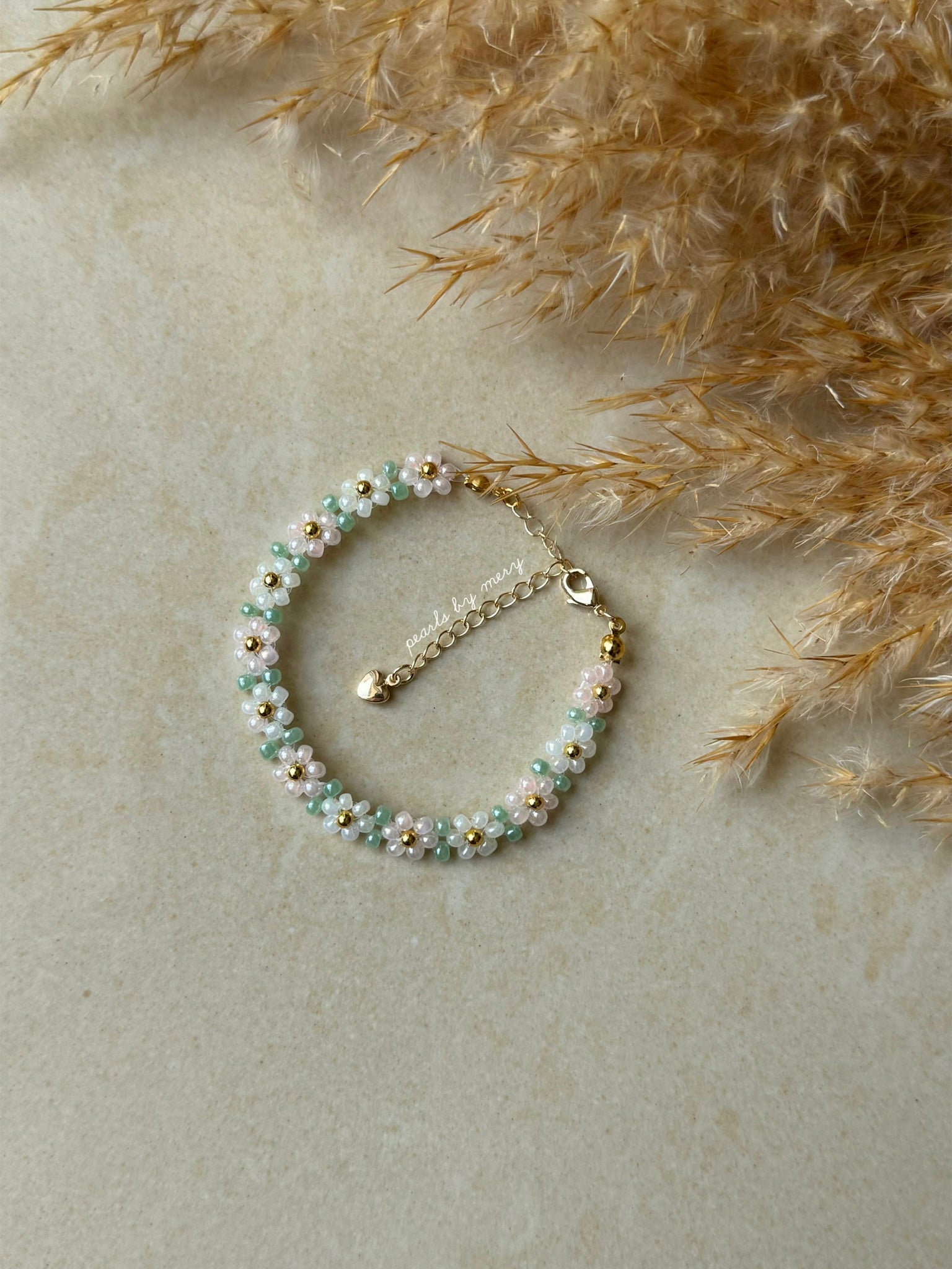 Blumenarmband mit grünen Blättern 🌿