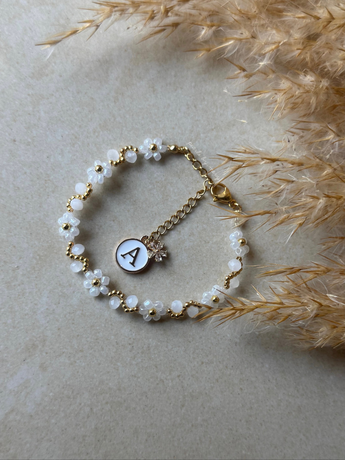 Weißes Gänseblümchen Armband mit Initiale 🤍
